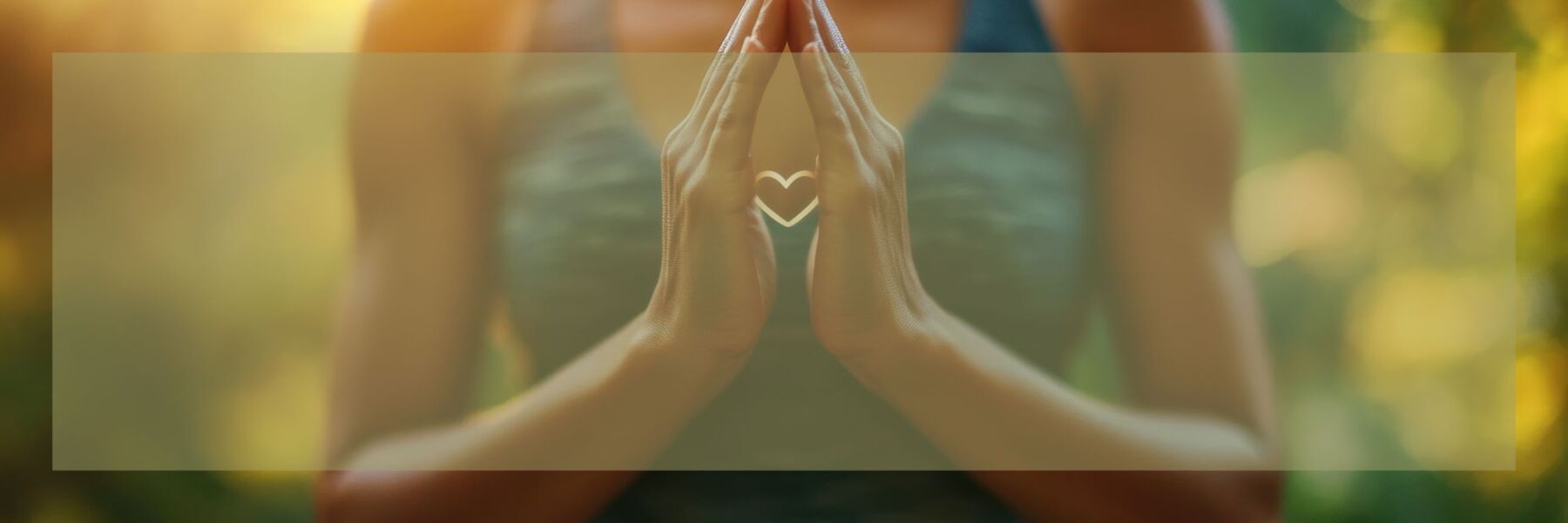 Frau hält Herz in den Händen als Symbol für natürliche Frauengesundheit