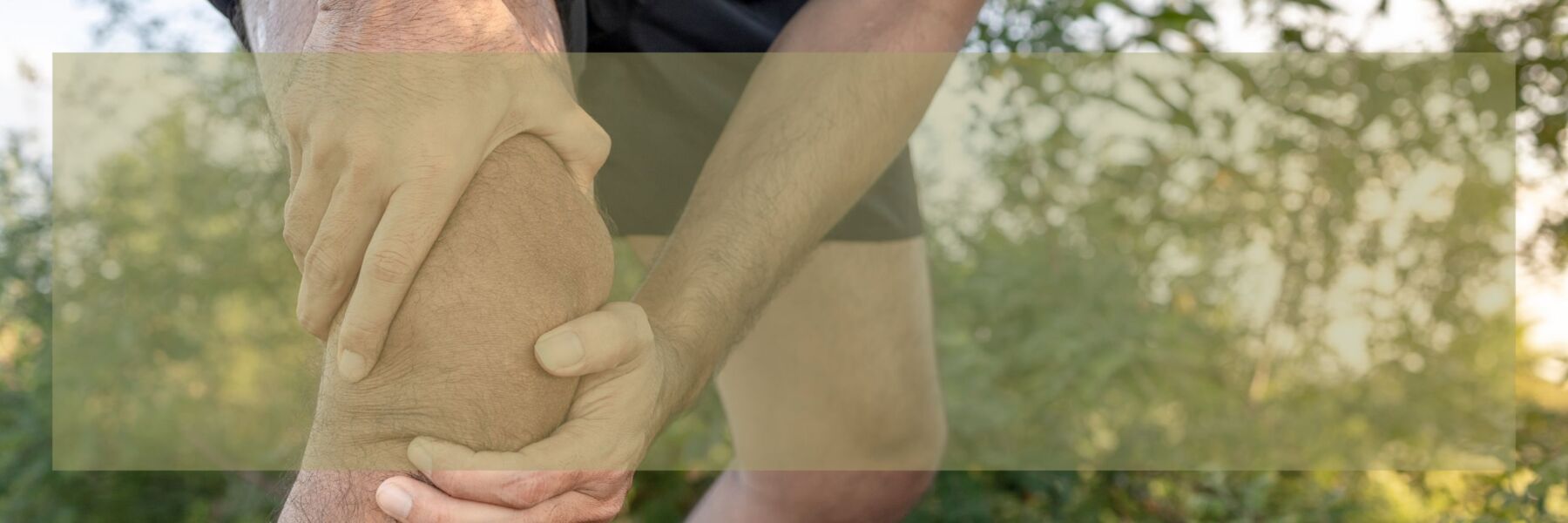 Mann hält sich sein Knie als Symbol für natürliche Unterstützung bei Schmerzen in Gelenken oder Rheuma