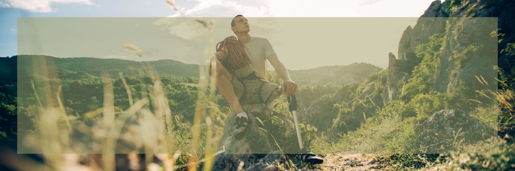 Mann macht Pause beim Wandern als Symbol für natürliche Männergesundheit