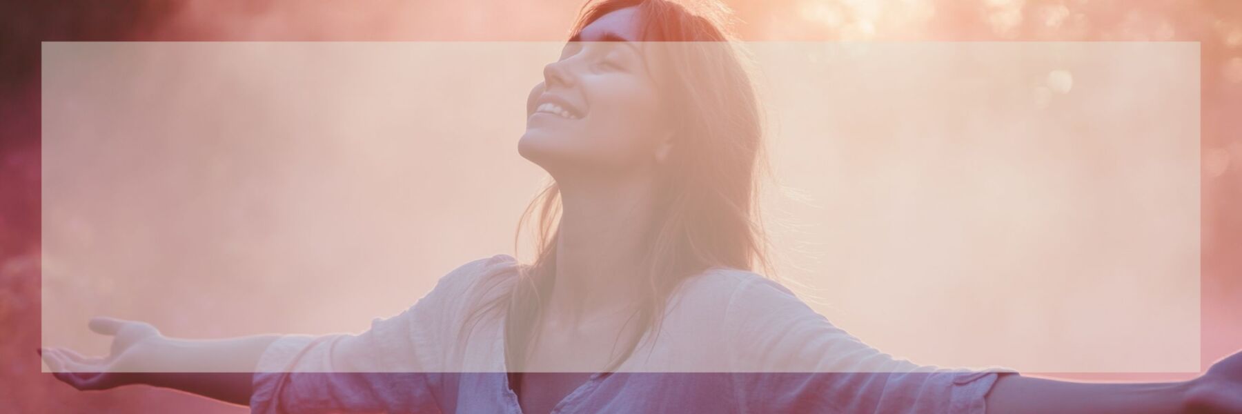 Frau atmet in der Natur, Natur-Apotheke für Mund Hals und Rachen