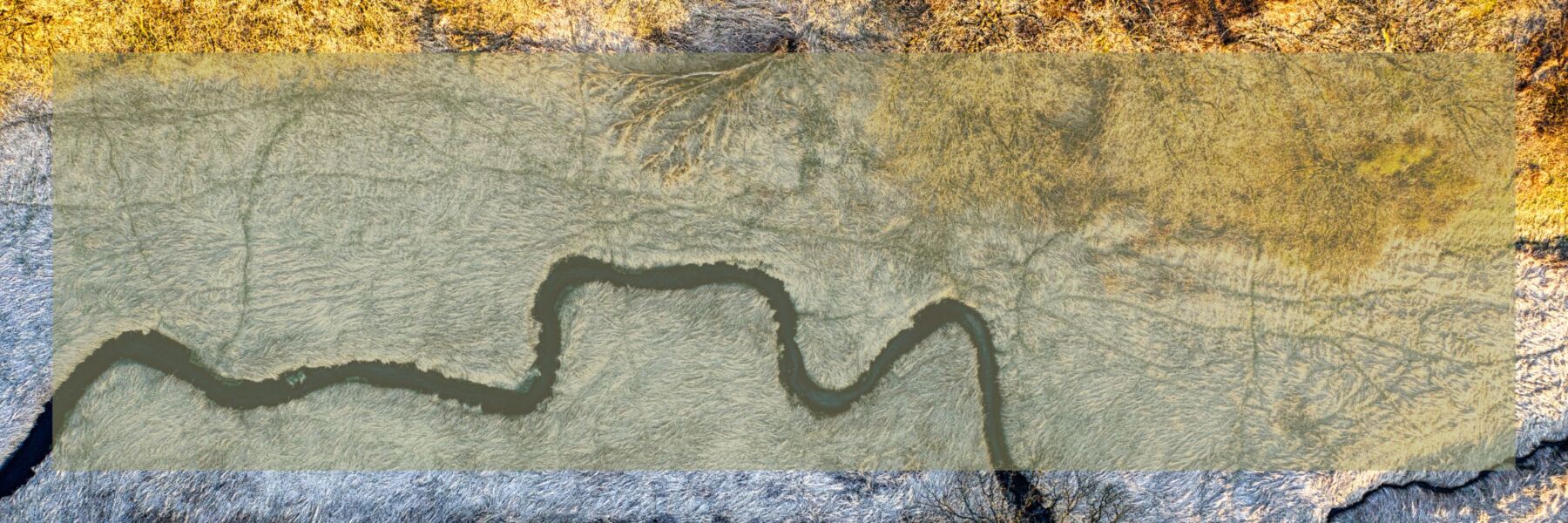 Flussbett das Verdauung symbolisieren soll mit transparenter Fläche darüber