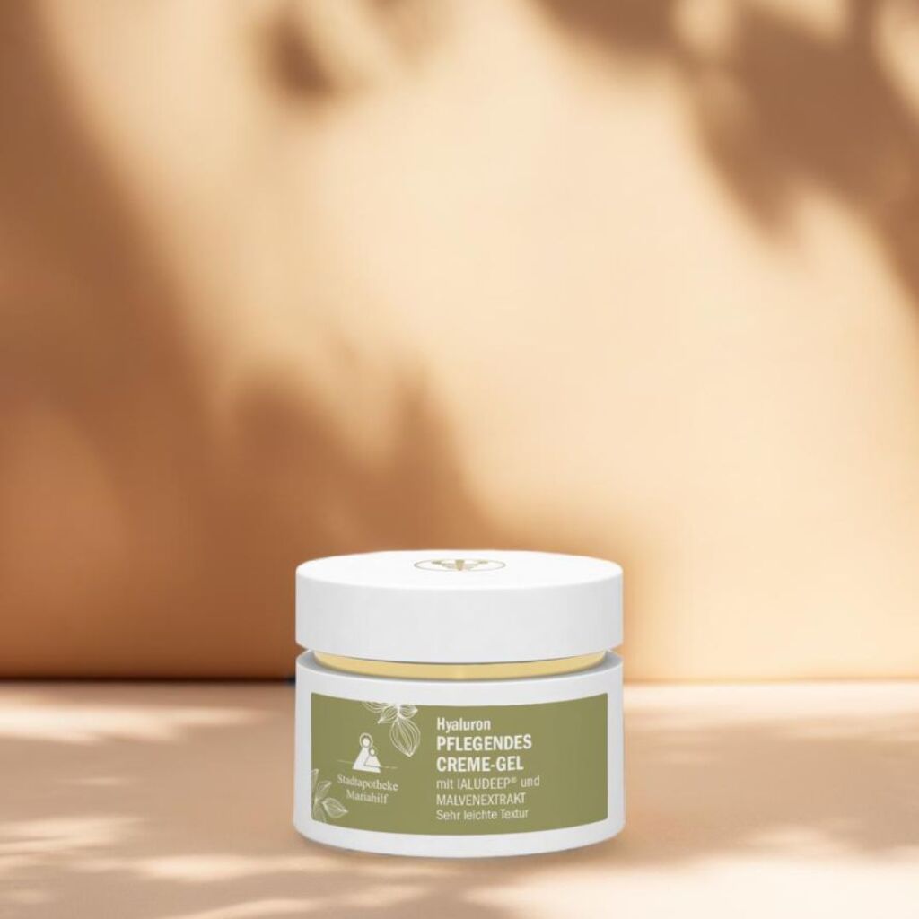 Hyaluron Pflgendes Creme-Gel mit Holzhintergrund